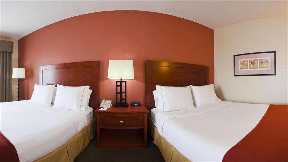 Holiday Inn Express Hotel & Suites Bedford By Ihg Buitenkant foto
