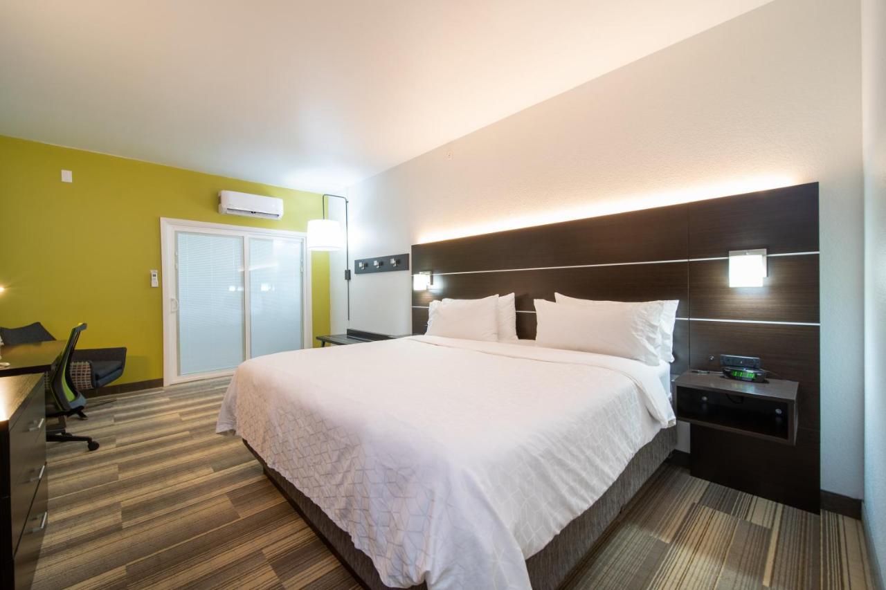 Holiday Inn Express Hotel & Suites Bedford By Ihg Buitenkant foto