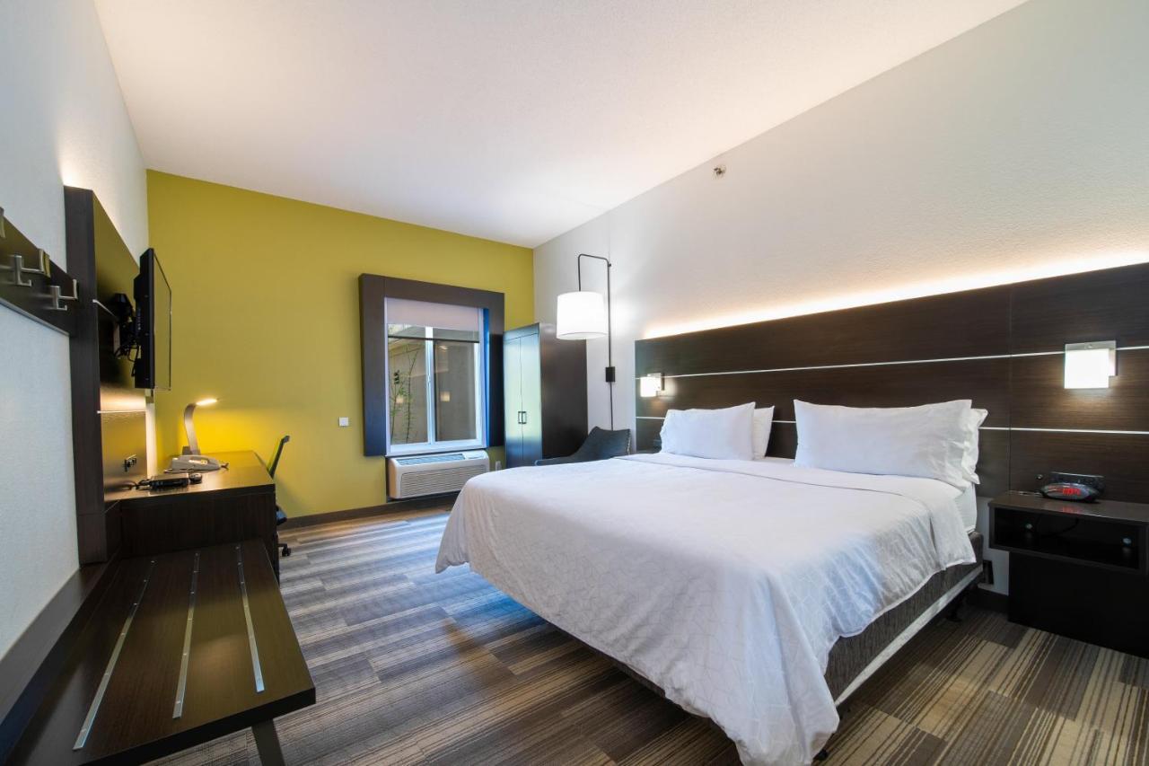 Holiday Inn Express Hotel & Suites Bedford By Ihg Buitenkant foto