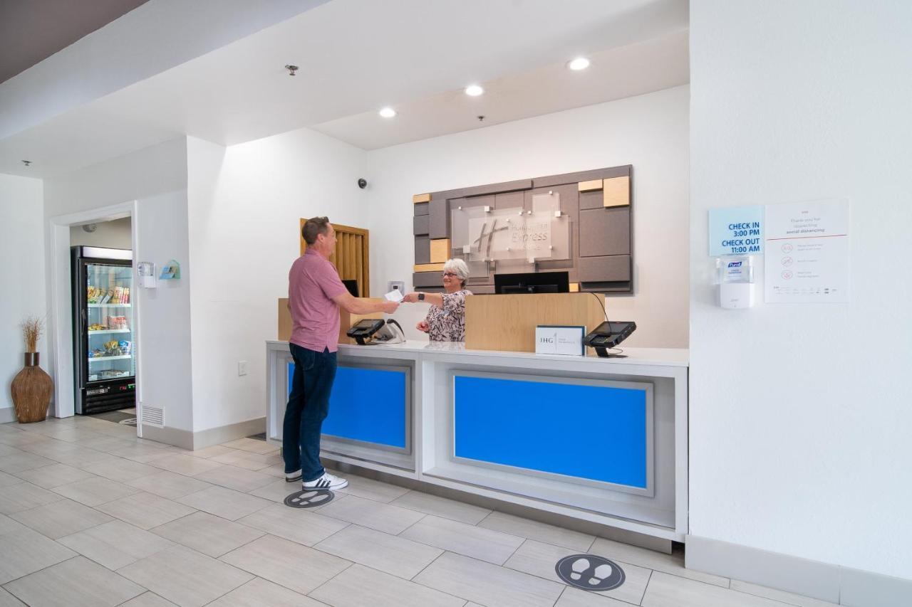 Holiday Inn Express Hotel & Suites Bedford By Ihg Buitenkant foto