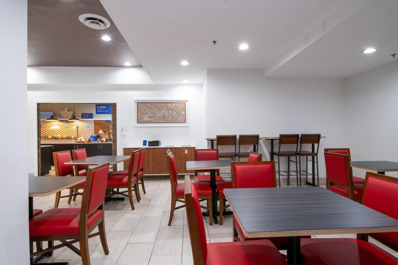 Holiday Inn Express Hotel & Suites Bedford By Ihg Buitenkant foto