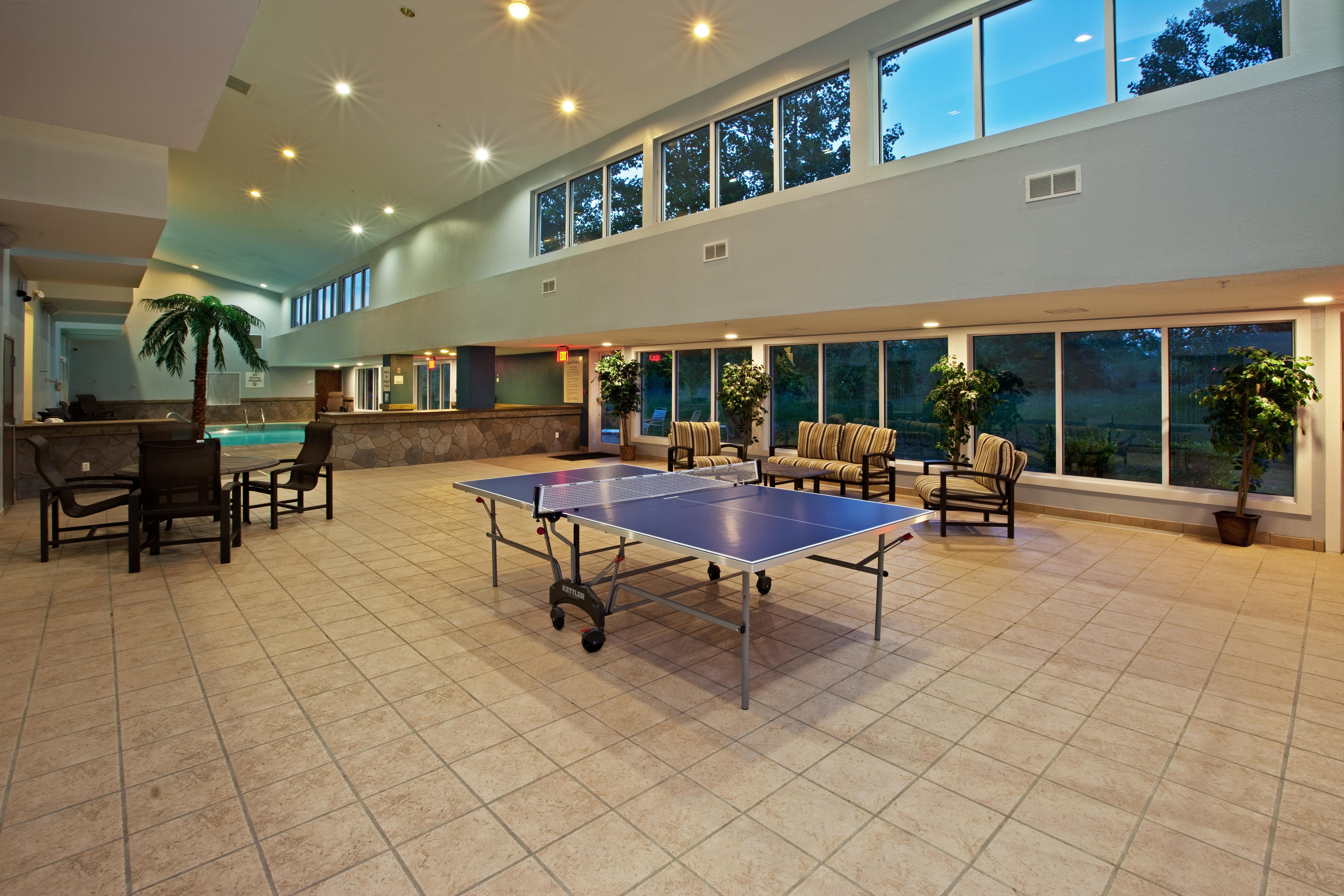 Holiday Inn Express Hotel & Suites Bedford By Ihg Buitenkant foto