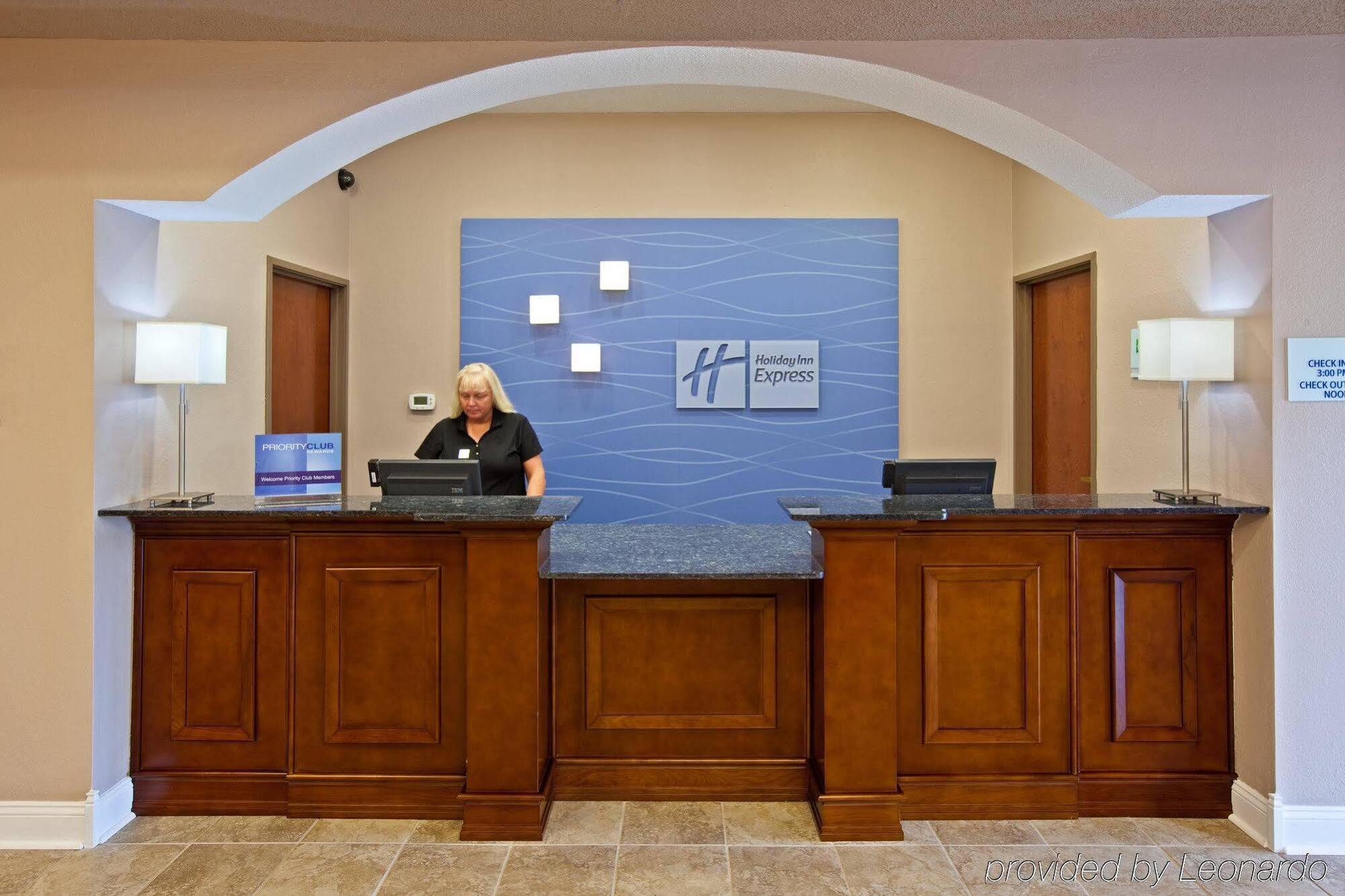 Holiday Inn Express Hotel & Suites Bedford By Ihg Buitenkant foto